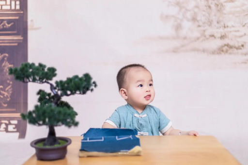 安徽怀孕肚子中间凹两边凸
